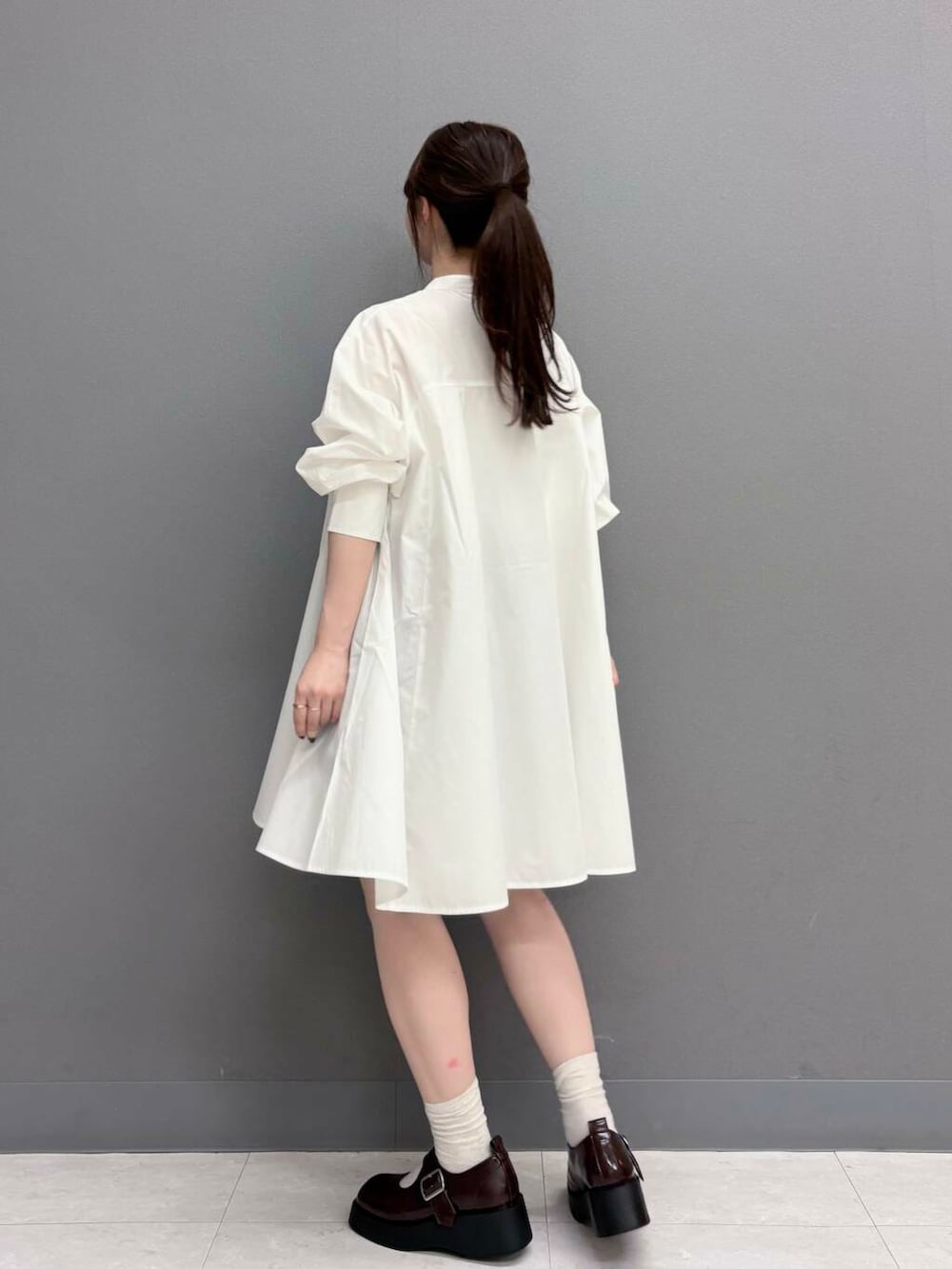 ブラウン系のその他パンツ、ブラウン系のスニーカー、ベージュ系のベストを着用したレディースの夏コーディネートの5枚目の写真