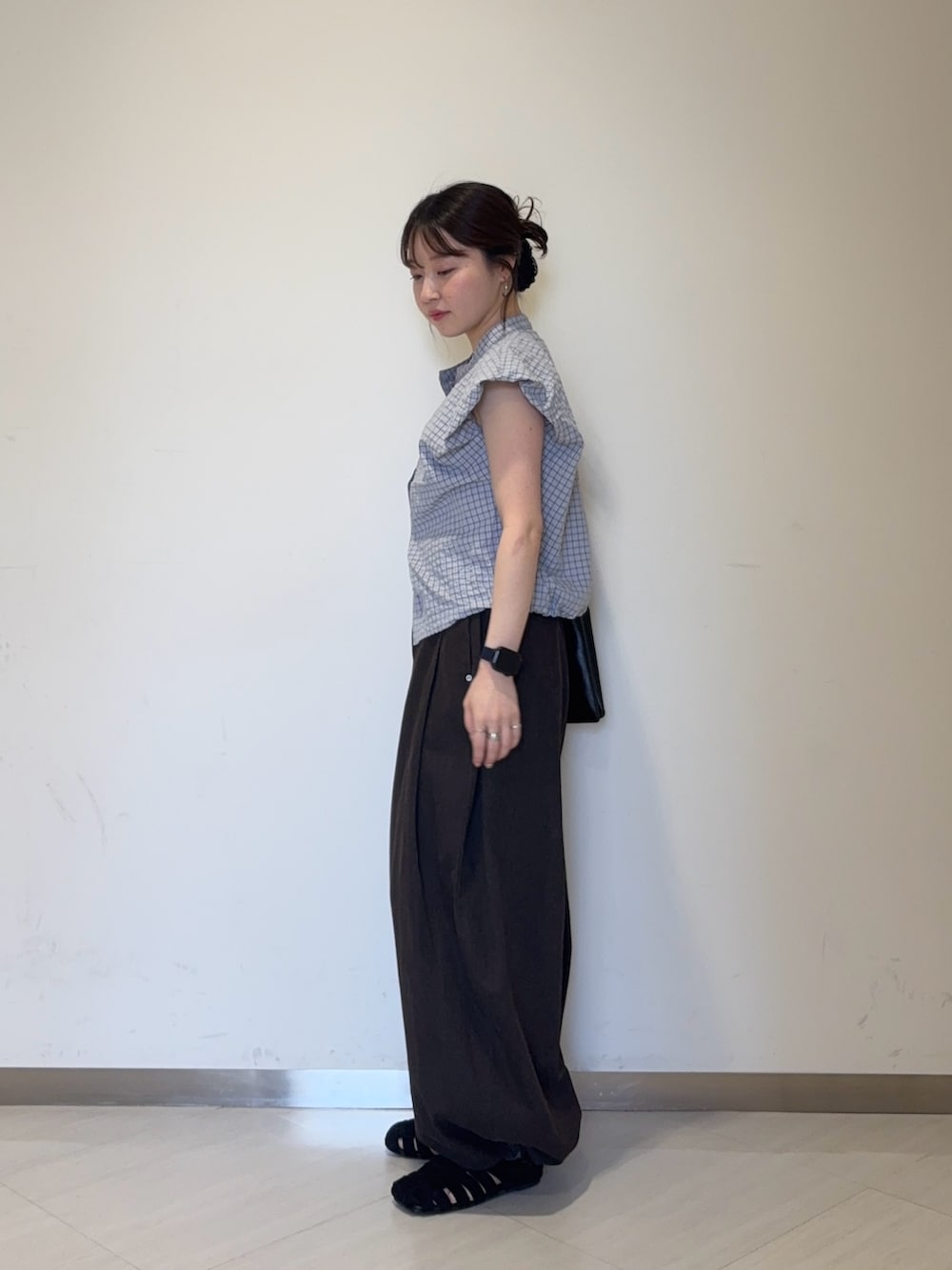 ブルー系のシャツ/ブラウス、ブラック系のサンダル、ブラウン系のその他パンツを着用したレディースの夏コーディネートの2枚目の写真