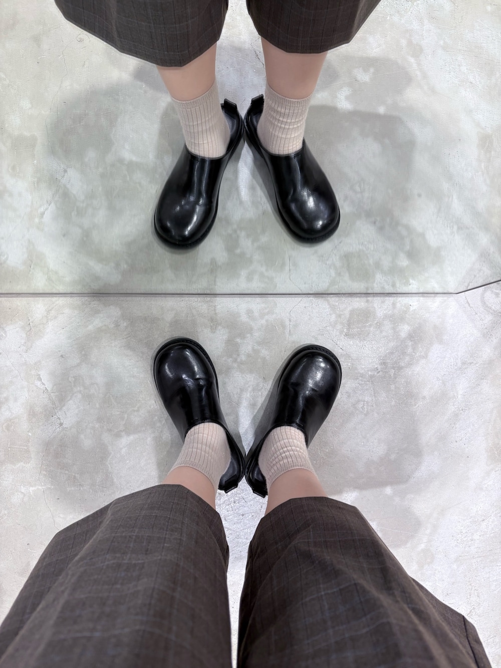 ホワイト系のシャツ/ブラウス、ブラウン系のその他パンツ、ブラック系のその他シューズを着用したレディースの秋コーディネートの3枚目の写真