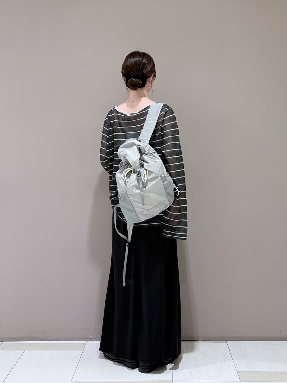 ブラック系のローファー、グレー系のバックパック/リュック、グレー系のニット/セーターを着用したレディースの夏コーディネートの3枚目の写真