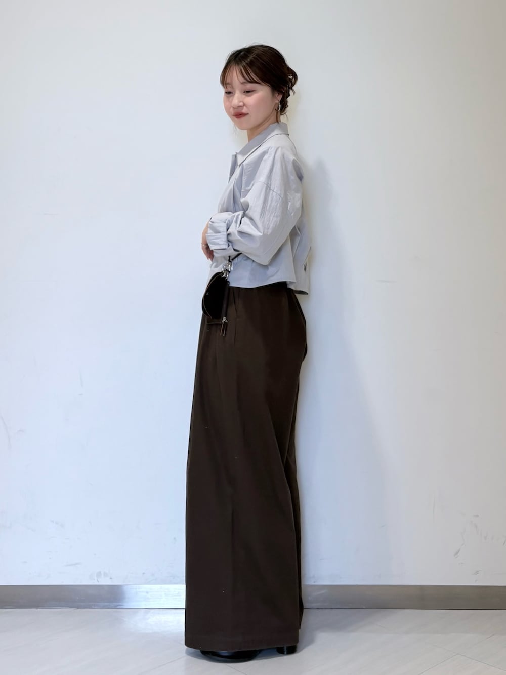 ブルー系のシャツ/ブラウス、ブラウン系のその他パンツ、ブラック系のサンダルを着用したレディースの春コーディネートの3枚目の写真