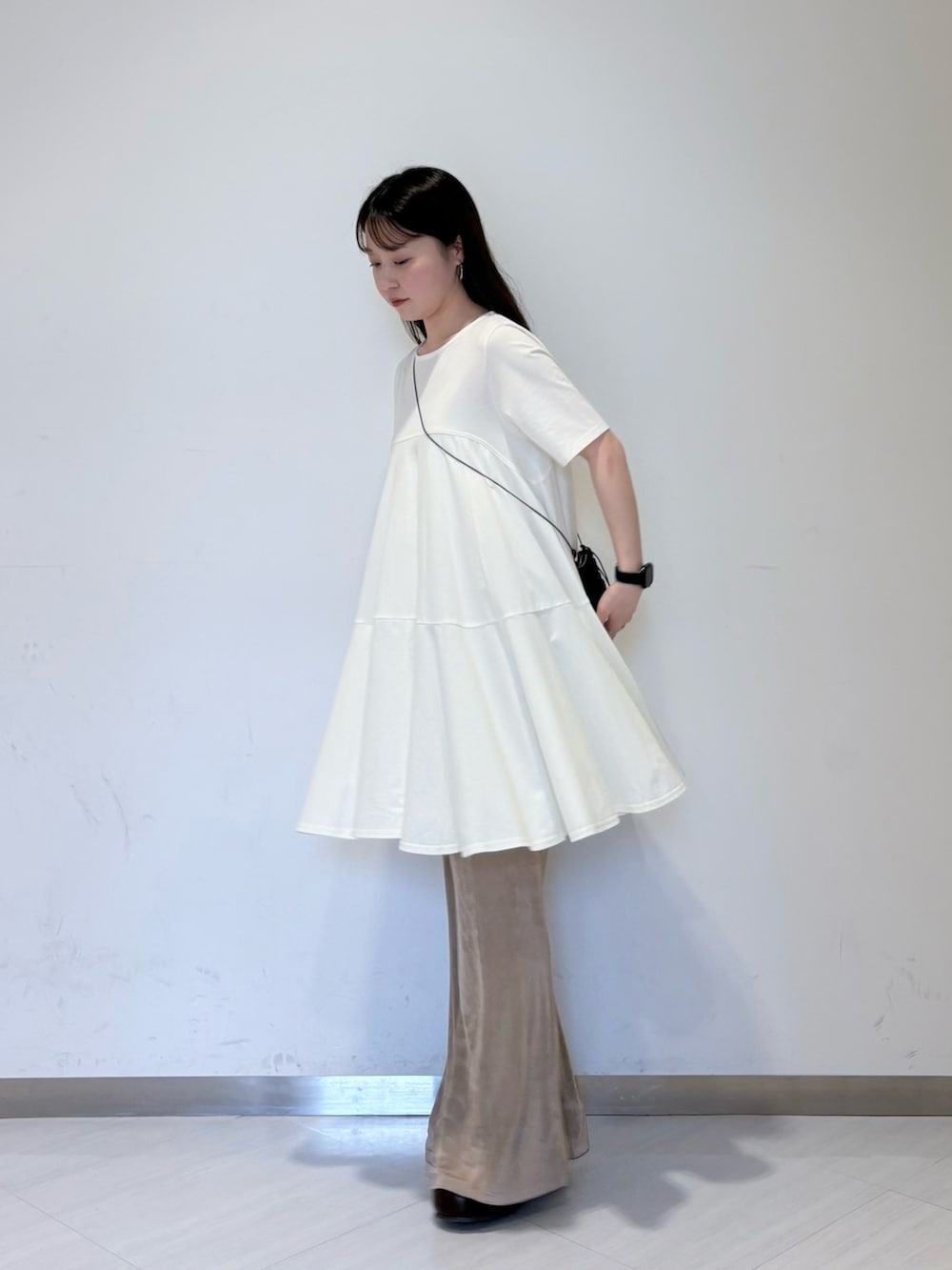 ピンク系のワンピース、ベージュ系のその他パンツ、ブラウン系のその他シューズを着用したレディースの夏コーディネートの2枚目の写真