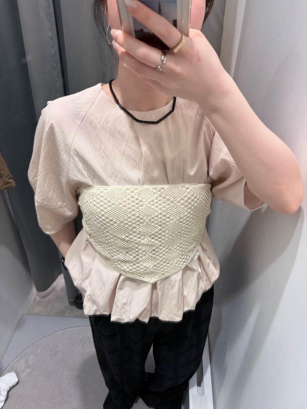 ピンク系のシャツ/ブラウス、ブラック系のその他パンツ、ブラック系のショルダーバッグを着用したレディースの夏コーディネートの5枚目の写真
