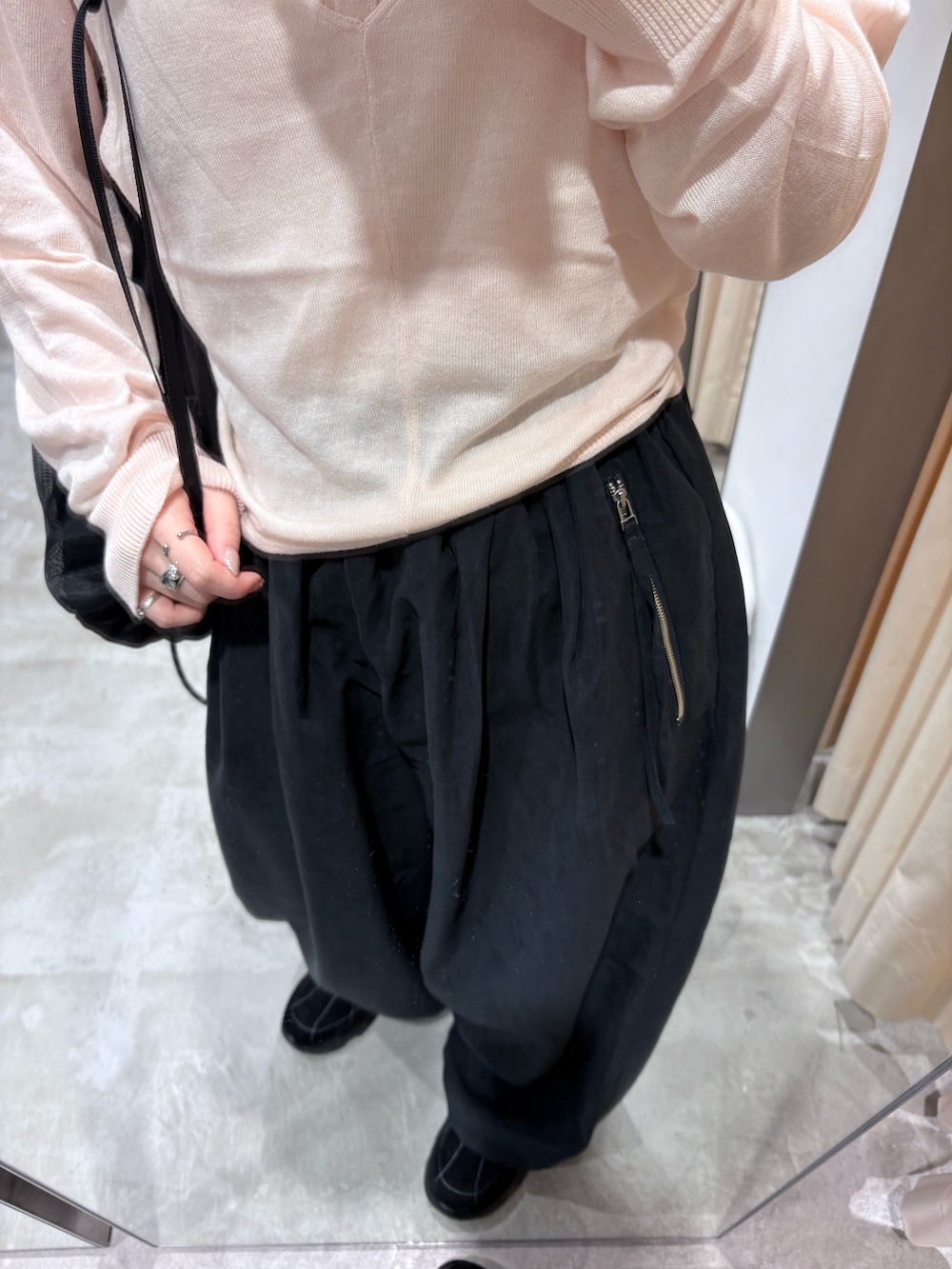 ピンク系のカーディガン/ボレロ、グレー系のその他パンツ、ブラック系のバックパック/リュックを着用したレディースの夏コーディネートの5枚目の写真