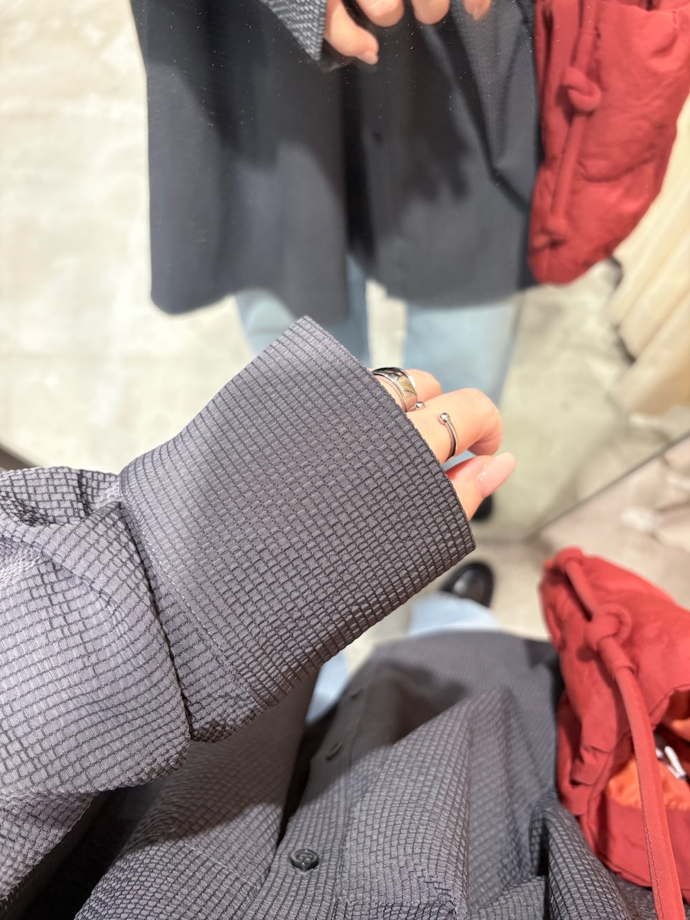 グレー系のシャツ/ブラウス、ブルー系のデニムパンツ、ブラック系のその他シューズを着用したレディースの冬コーディネートの5枚目の写真