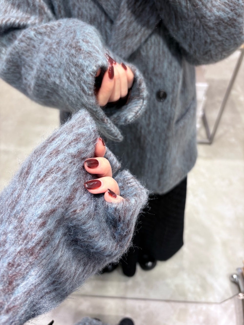 ブルー系のその他アウター、グリーン系のTシャツ/カットソー、ブラック系のワンピースを着用したレディースの秋コーディネートの6枚目の写真