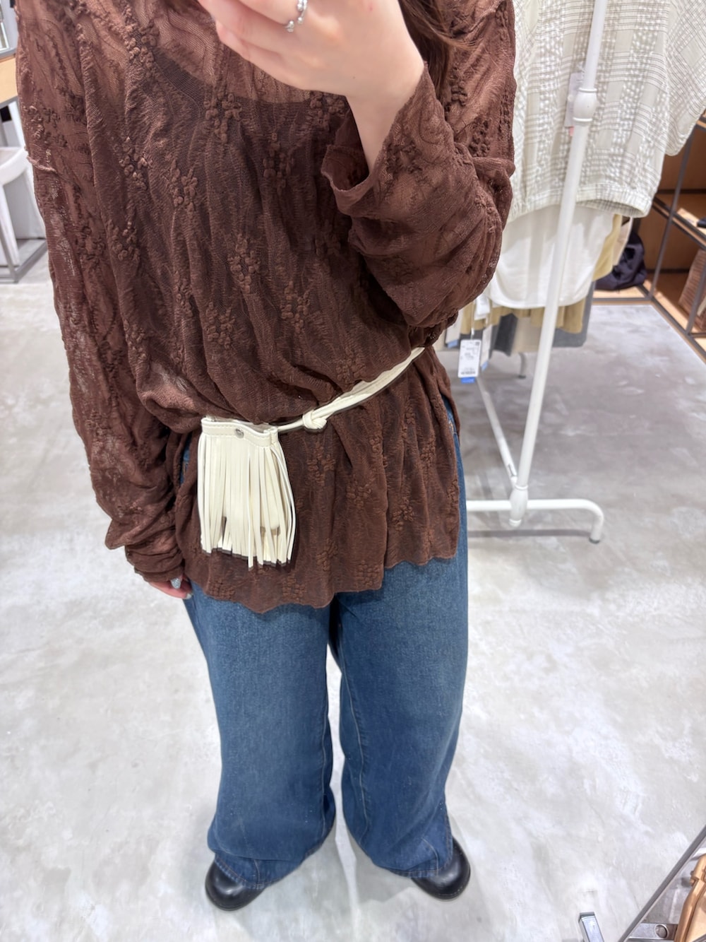 ブラウン系のTシャツ/カットソー、ブラック系のサンダル、ブルー系のデニムパンツを着用したレディースの夏コーディネートの6枚目の写真