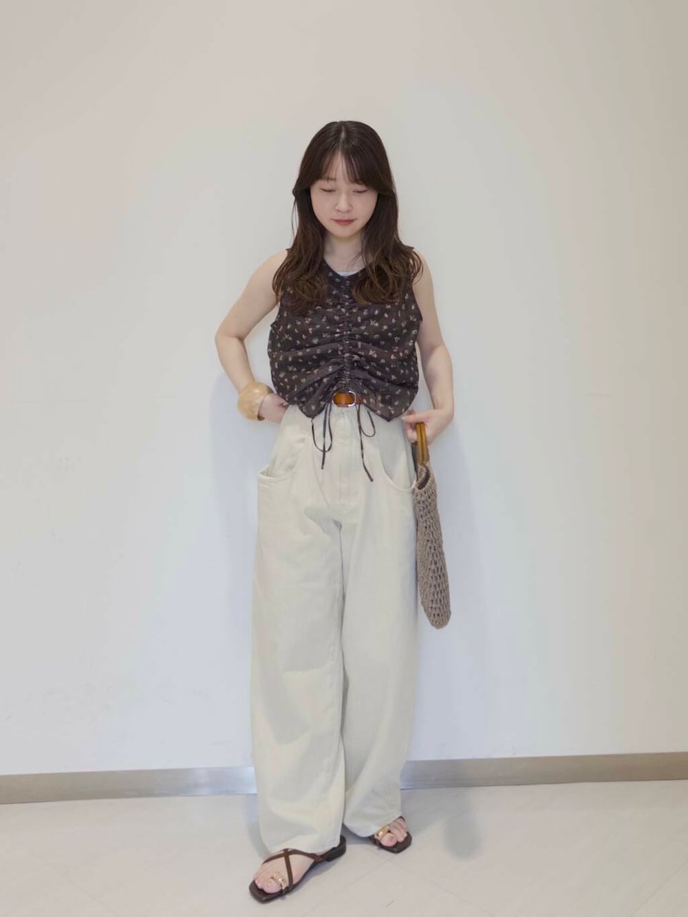 「花柄、KBF、夏コーデ、newarrival、休日スタイル、低身長コーデ、ラフコーデ、お出かけコーデ、おでかけコーデ、旅行コーデ、シャツが主役の夏コーデ、夏の涼しげパンツコーデ、トレンドシアーアイテム」｜「KBFのラウンドウッドバングル（ブレスレット、ベージュ系）」を使った、さやかさん（レディース・152cm）の夏コーディネートの2枚目の写真