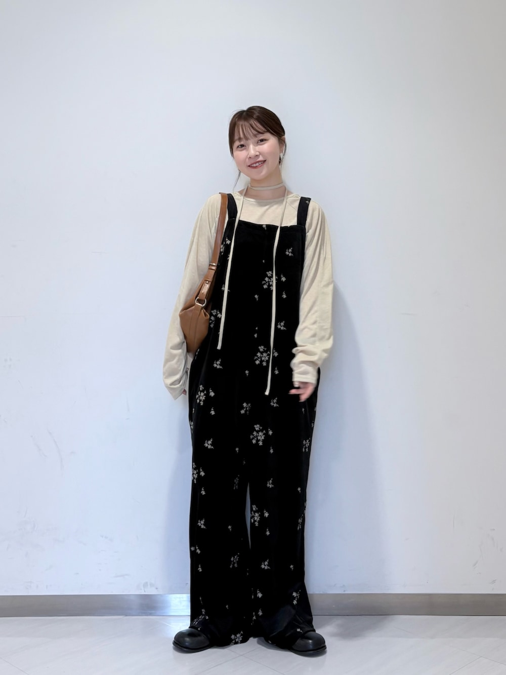 ホワイト系のTシャツ/カットソー、ブラック系のその他パンツ、イエロー系のショルダーバッグを着用したレディースの秋コーディネートの2枚目の写真