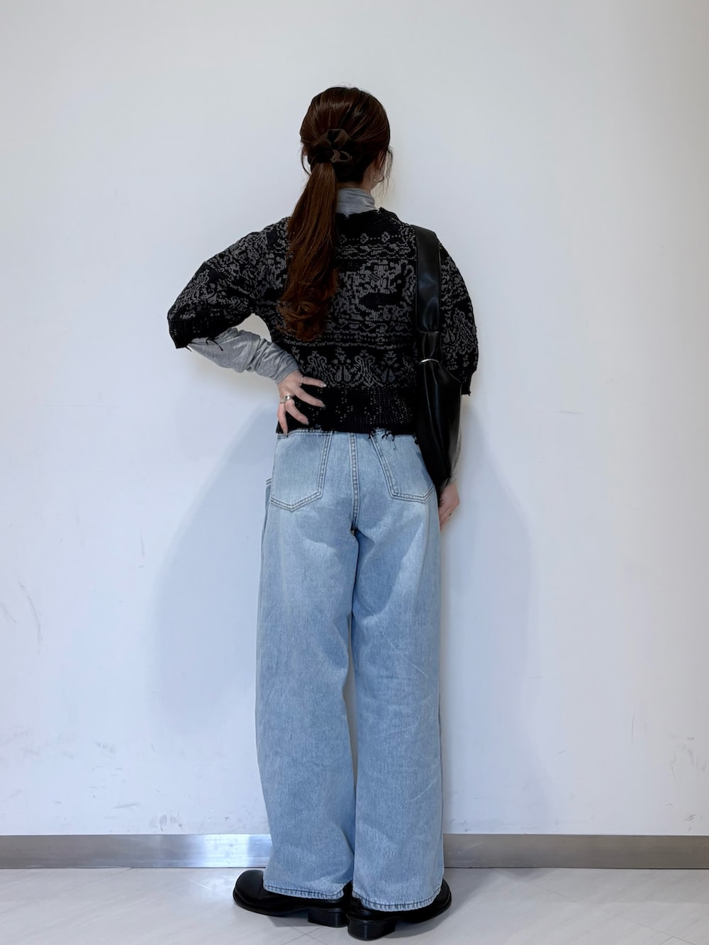 ブルー系のニット/セーター、ブラック系のその他シューズ、グレー系のTシャツ/カットソーを着用したレディースの冬コーディネートの3枚目の写真