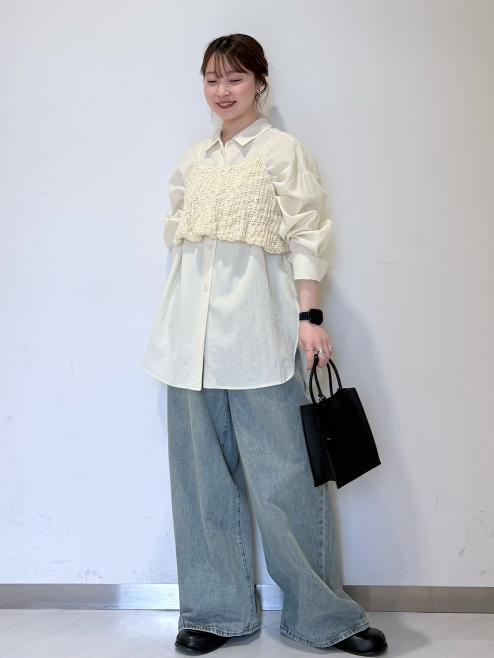 ホワイト系のシャツ/ブラウス、ブラック系のその他シューズ、ブラック系のハンドバッグを着用したレディースの春コーディネートの5枚目の写真