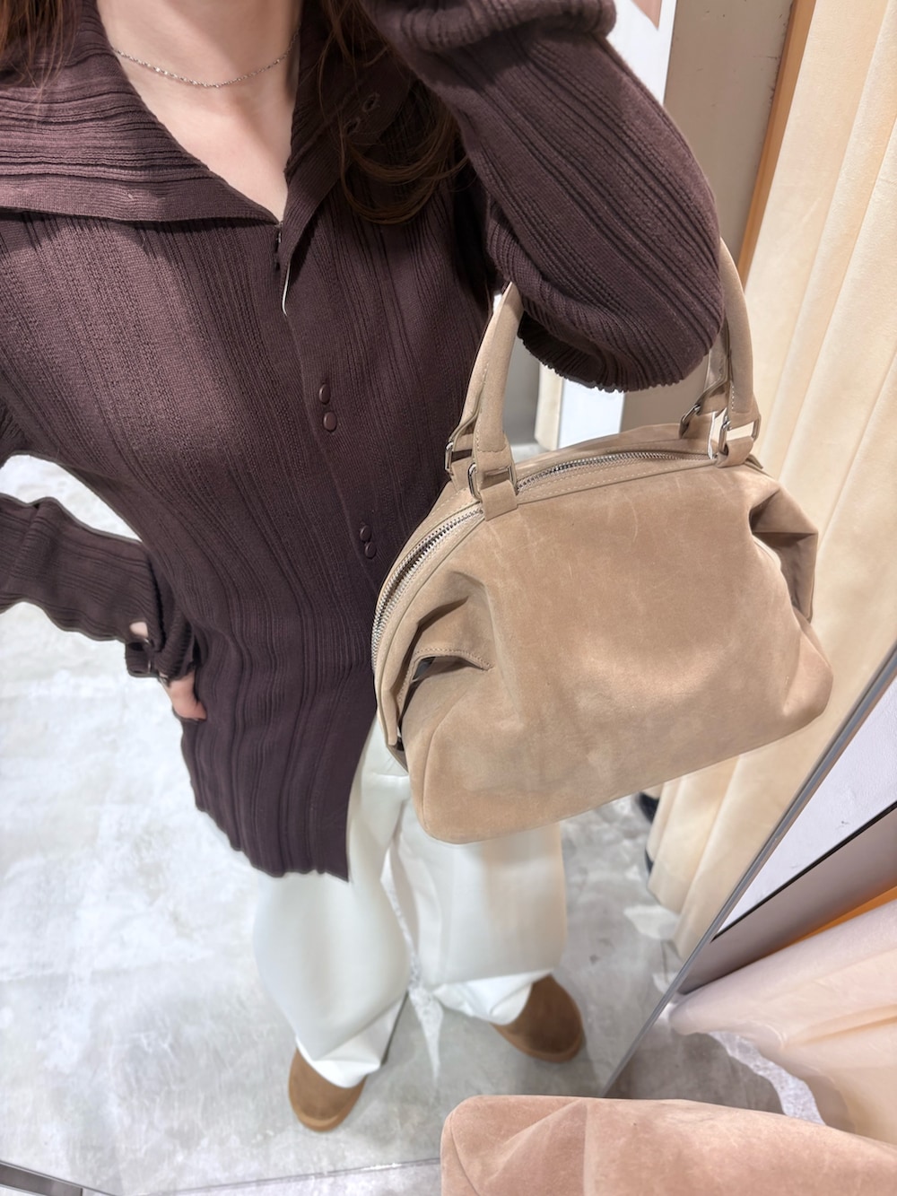 ブラウン系のニット/セーター、ホワイト系のその他パンツ、ベージュ系のボストンバッグを着用したレディースの冬コーディネートの5枚目の写真