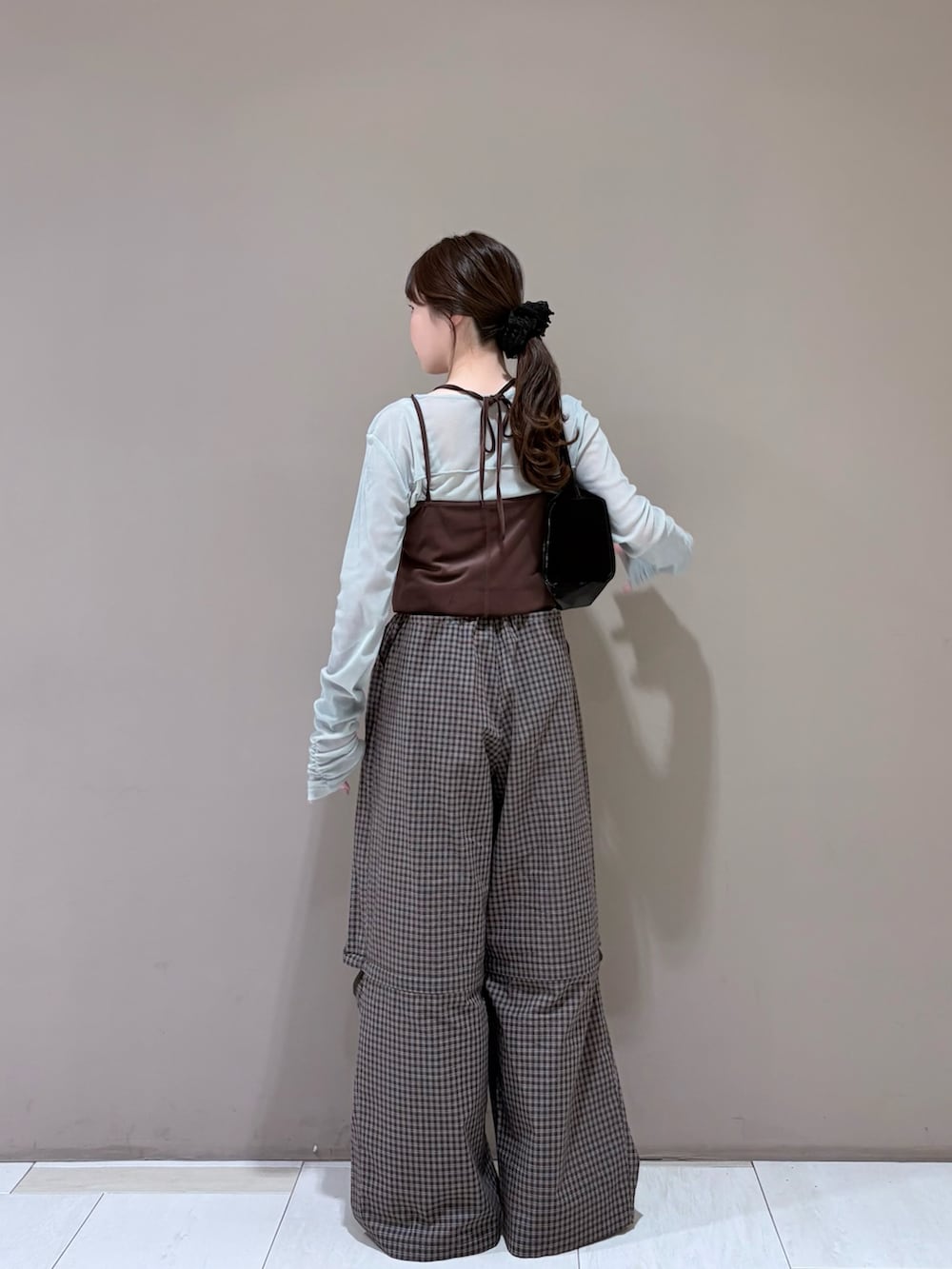ブラウン系のサンダル、ブラウン系のその他パンツ、ブルー系のTシャツ/カットソーを着用したレディースの夏コーディネートの4枚目の写真