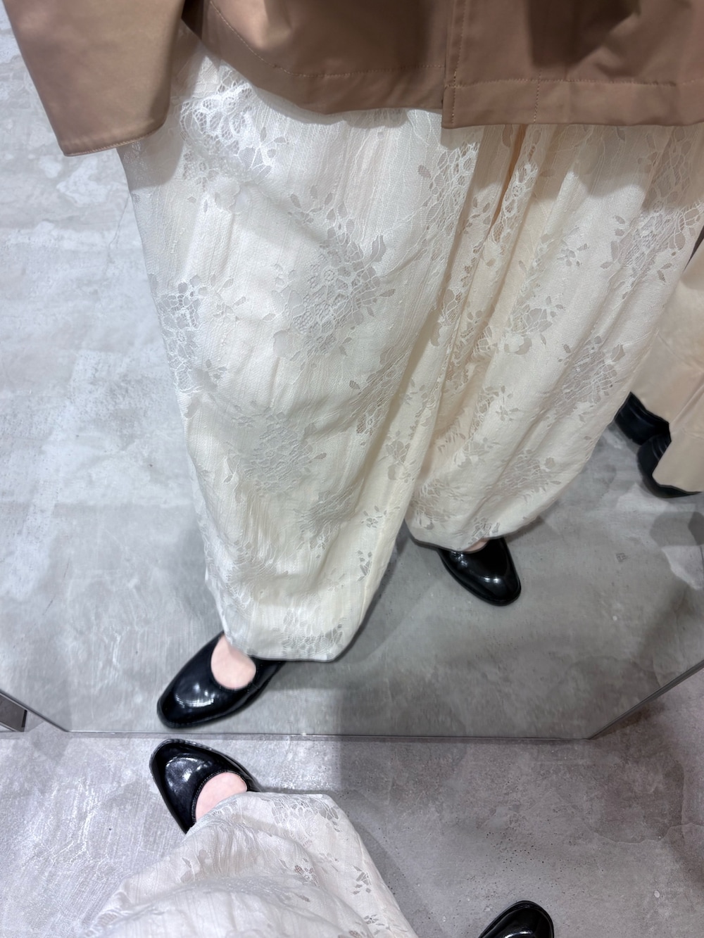 ホワイト系のTシャツ/カットソー、ブラック系のローファー、ブラック系のショルダーバッグを着用したレディースの冬コーディネートの4枚目の写真