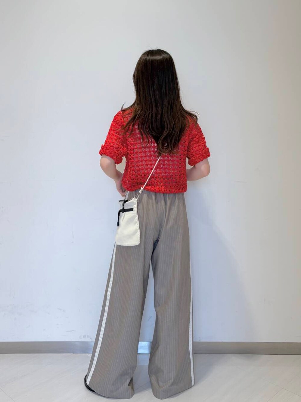 ホワイト系のショルダーバッグ、グレー系のサンダル、ベージュ系のその他パンツを着用したレディースの夏コーディネートの3枚目の写真