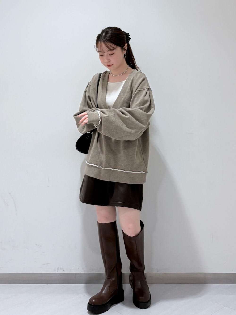 ブルー系のその他アウター、ベージュ系のTシャツ/カットソー、ブラウン系のその他パンツを着用したレディースの秋コーディネートの3枚目の写真