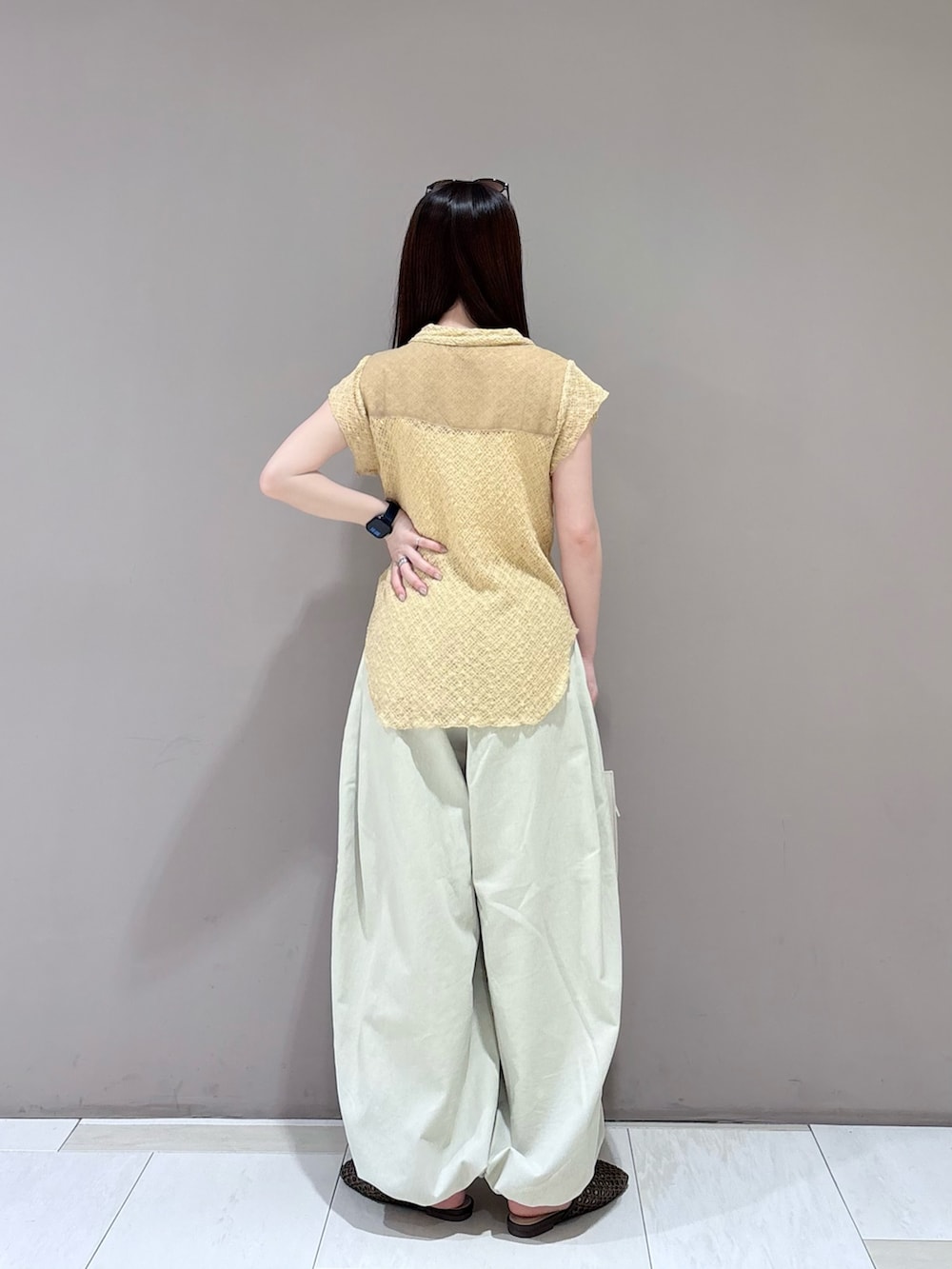 ベージュ系のシャツ/ブラウス、ホワイト系のキャミソール、ホワイト系のその他パンツを着用したレディースの春コーディネートの2枚目の写真