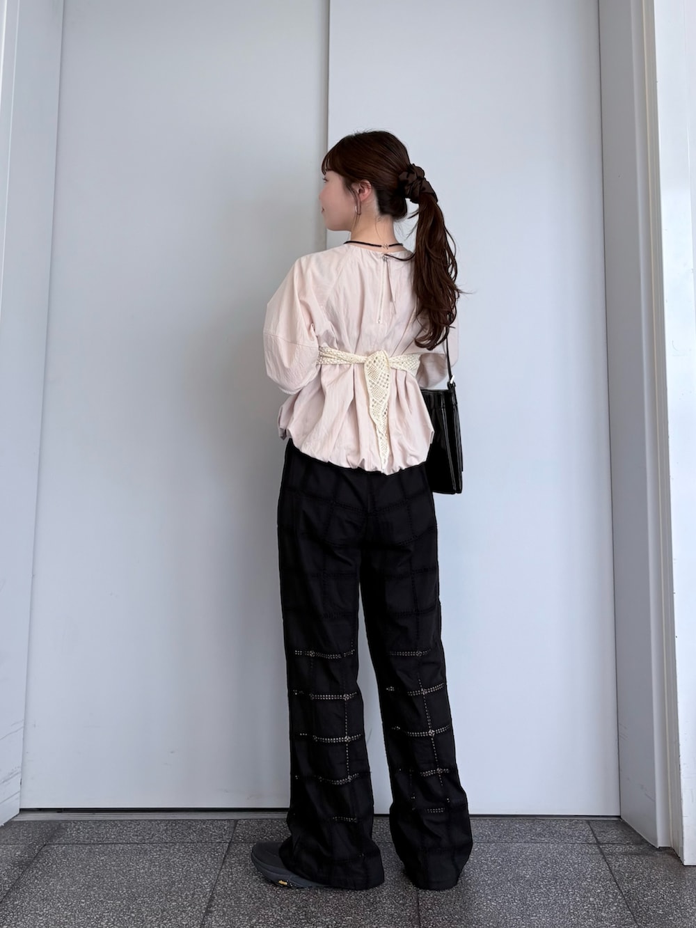 ピンク系のシャツ/ブラウス、ブラック系のその他パンツ、ブラック系のショルダーバッグを着用したレディースの夏コーディネートの3枚目の写真
