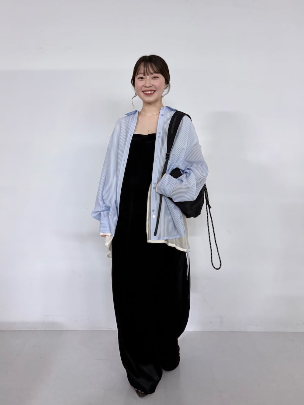 ブルー系のシャツ/ブラウス、ブラック系のその他パンツを着用したレディースの夏コーディネートの5枚目の写真