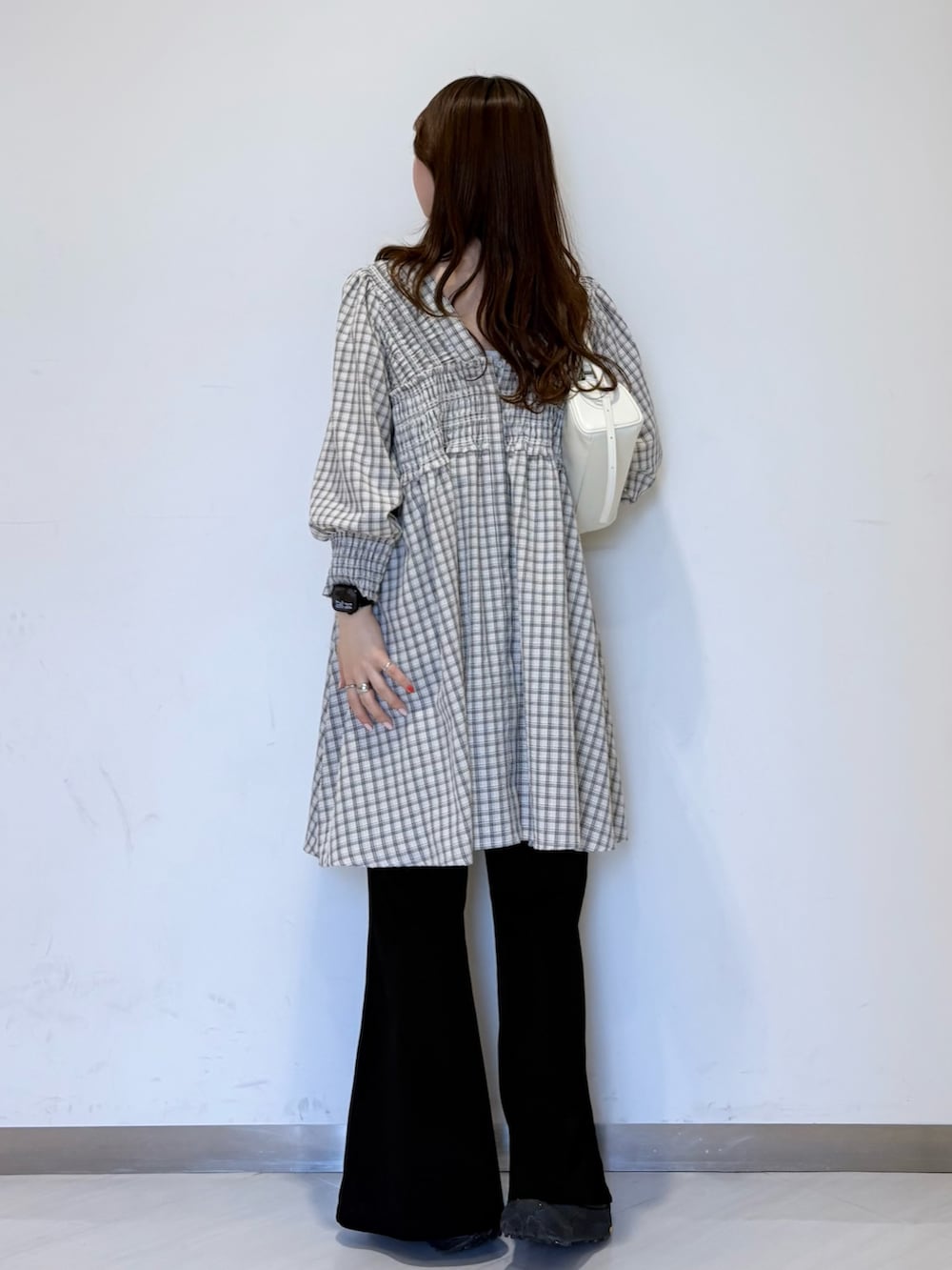 ブラック系のその他パンツ、ベージュ系のワンピース、ホワイト系のショルダーバッグを着用したレディースの春コーディネートの4枚目の写真