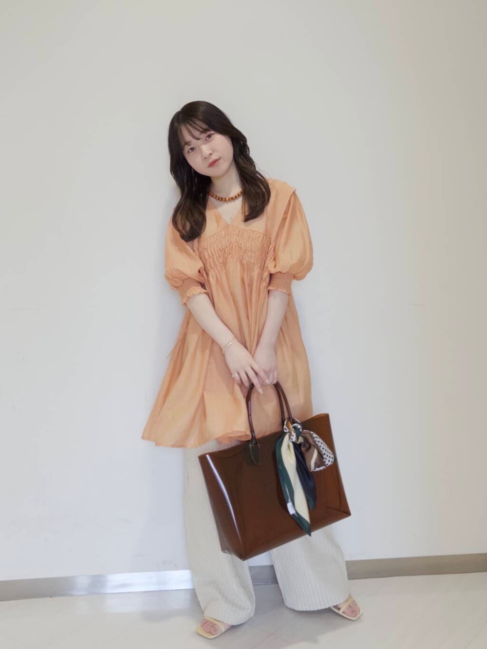 「KBF、春コーデ、newarrival、休日スタイル、低身長コーデ、ラフコーデ、サンダルコーデ、シアートップス、お出かけコーデ、ワンピースコーデ、おでかけコーデ、スカーフコーデ、旅行コーデ、骨格ウェーブ、春カラーコーデ」｜「SMELLYのアソートパターンスカーフ（バンダナ/スカーフ、グリーン系）」を使った、さやかさん（レディース・152cm）の夏コーディネートの2枚目の写真