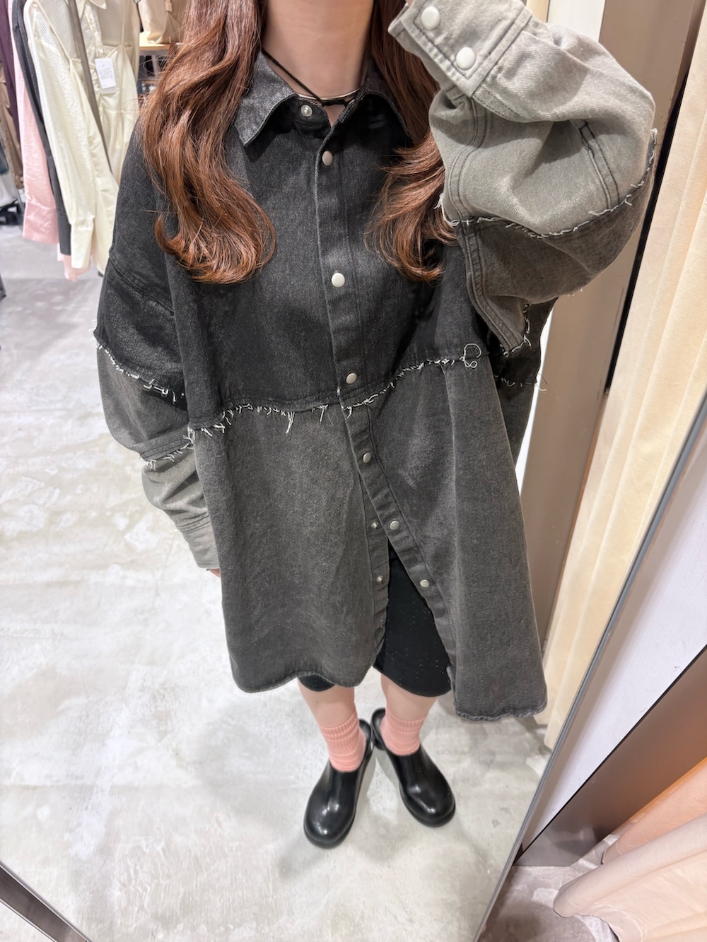 グレー系のシャツ/ブラウス、ブラック系のサンダル、ブラック系のその他パンツを着用したレディースの冬コーディネートの4枚目の写真