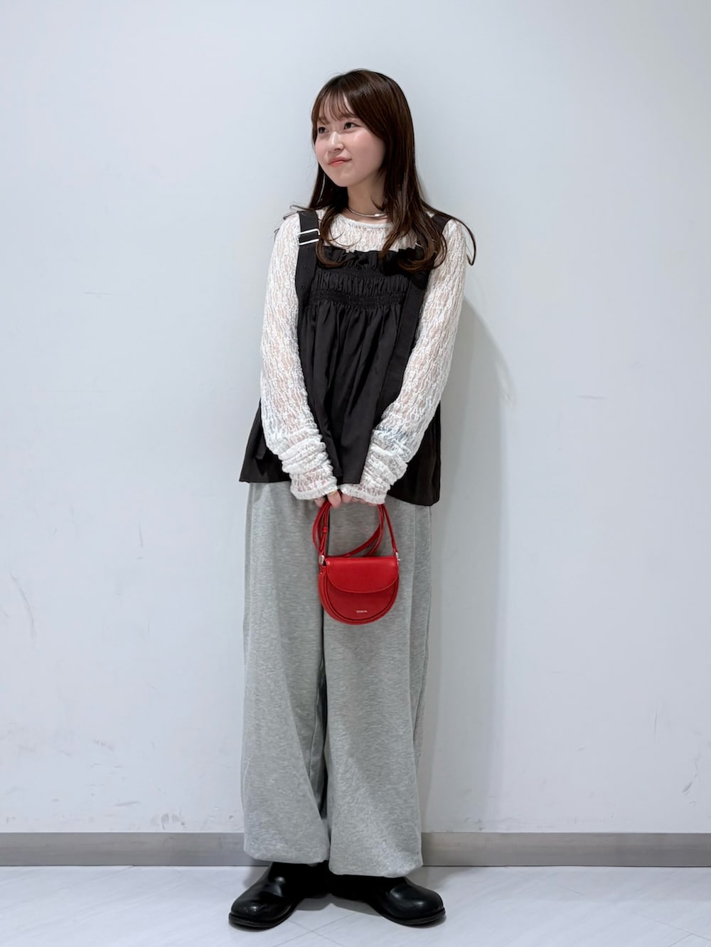 ホワイト系のTシャツ/カットソー、グレー系のその他トップス、ブラック系のその他シューズを着用したレディースの春コーディネートの4枚目の写真