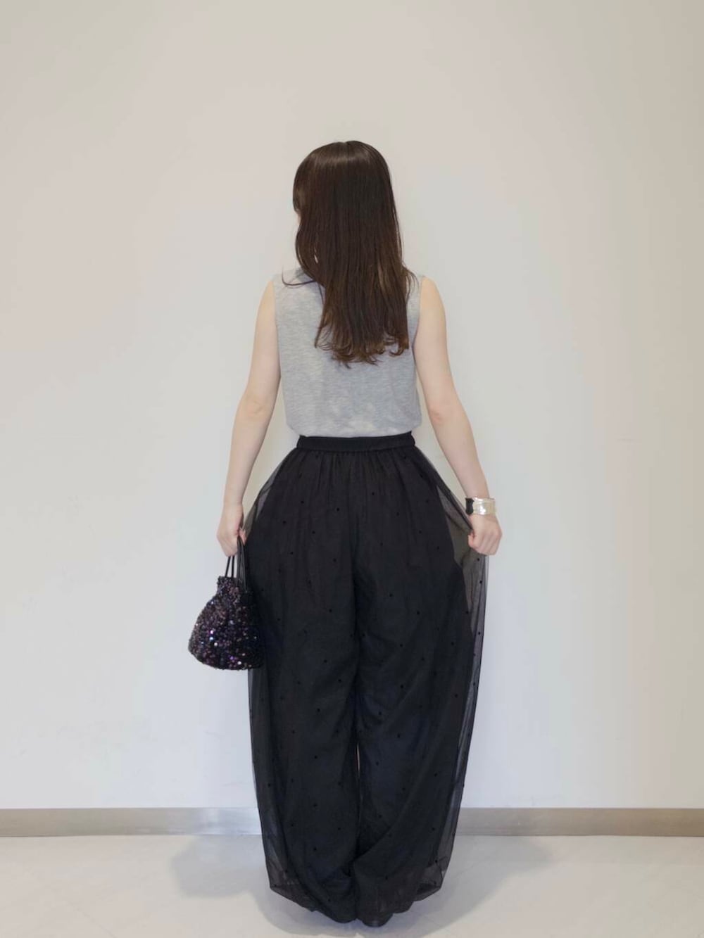 ブラック系のショルダーバッグ、ブラック系のその他パンツ、ブラック系のサンダルを着用したレディースの夏コーディネートの3枚目の写真