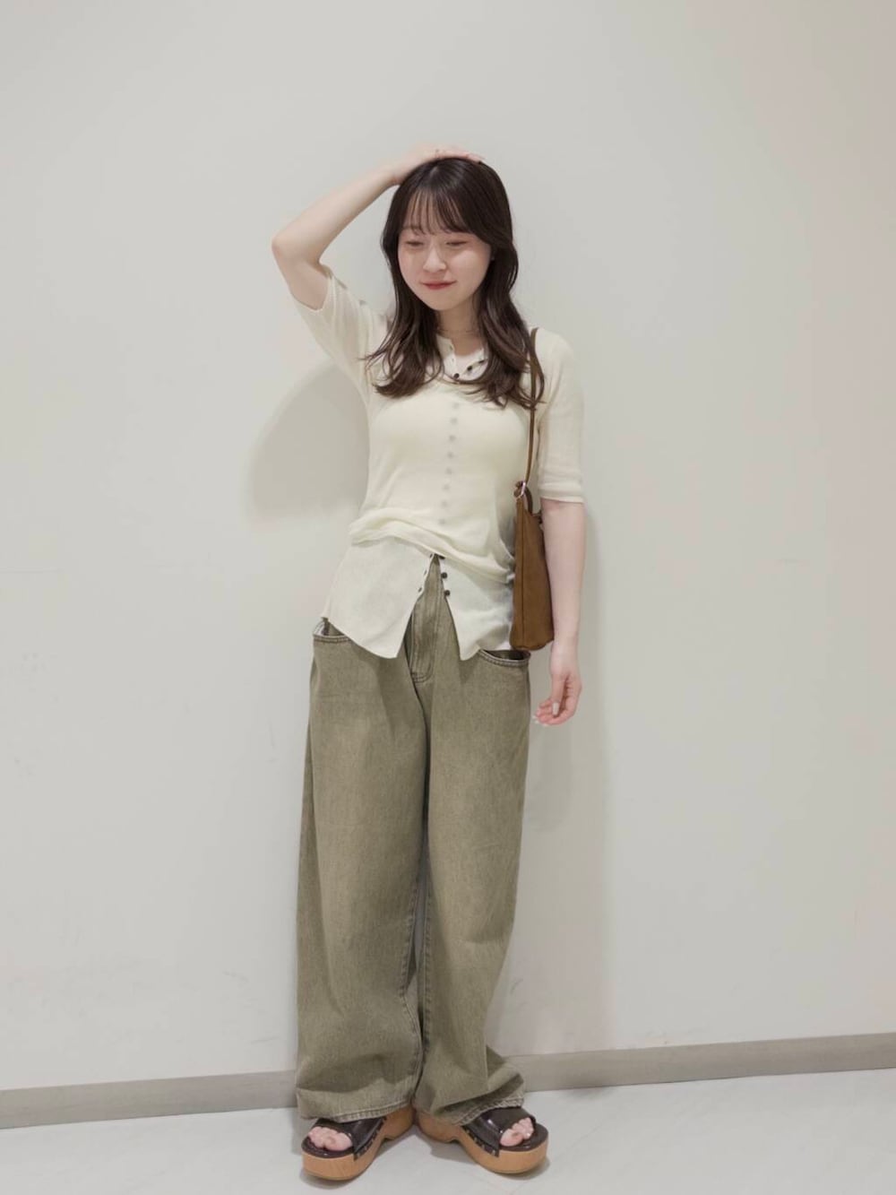 「ワントーンコーデ、KBF、春コーデ、newarrival、低身長コーデ、シアートップス、レイヤードコーデ、おでかけコーデ、カーキパンツ、骨格ウェーブ、春カラーコーデ」｜「SMELLYのパール2セットネックレス（ネックレス、ゴールド系）」を使った、さやかさん（レディース・152cm）の夏コーディネートの2枚目の写真