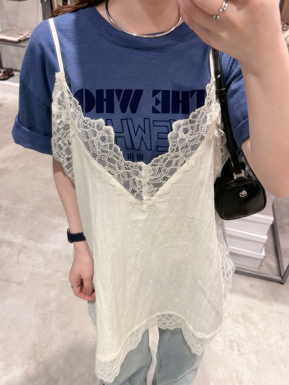 ブルー系のTシャツ/カットソー、ホワイト系のキャミソール、ブラック系のその他シューズを着用したレディースの春コーディネートの5枚目の写真