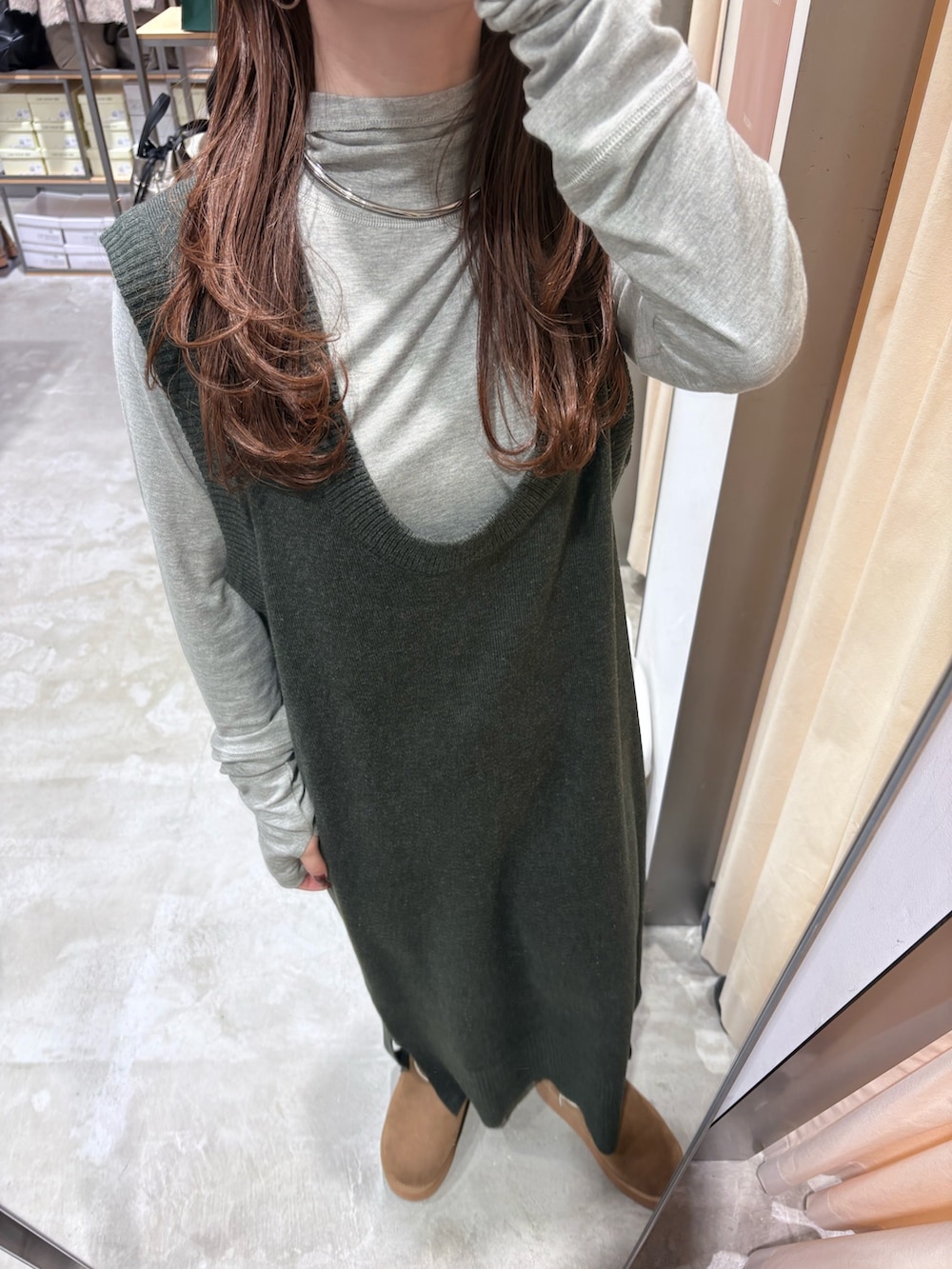 グレー系のTシャツ/カットソー、グレー系のワンピース、ベージュ系のボストンバッグを着用したレディースの冬コーディネートの6枚目の写真