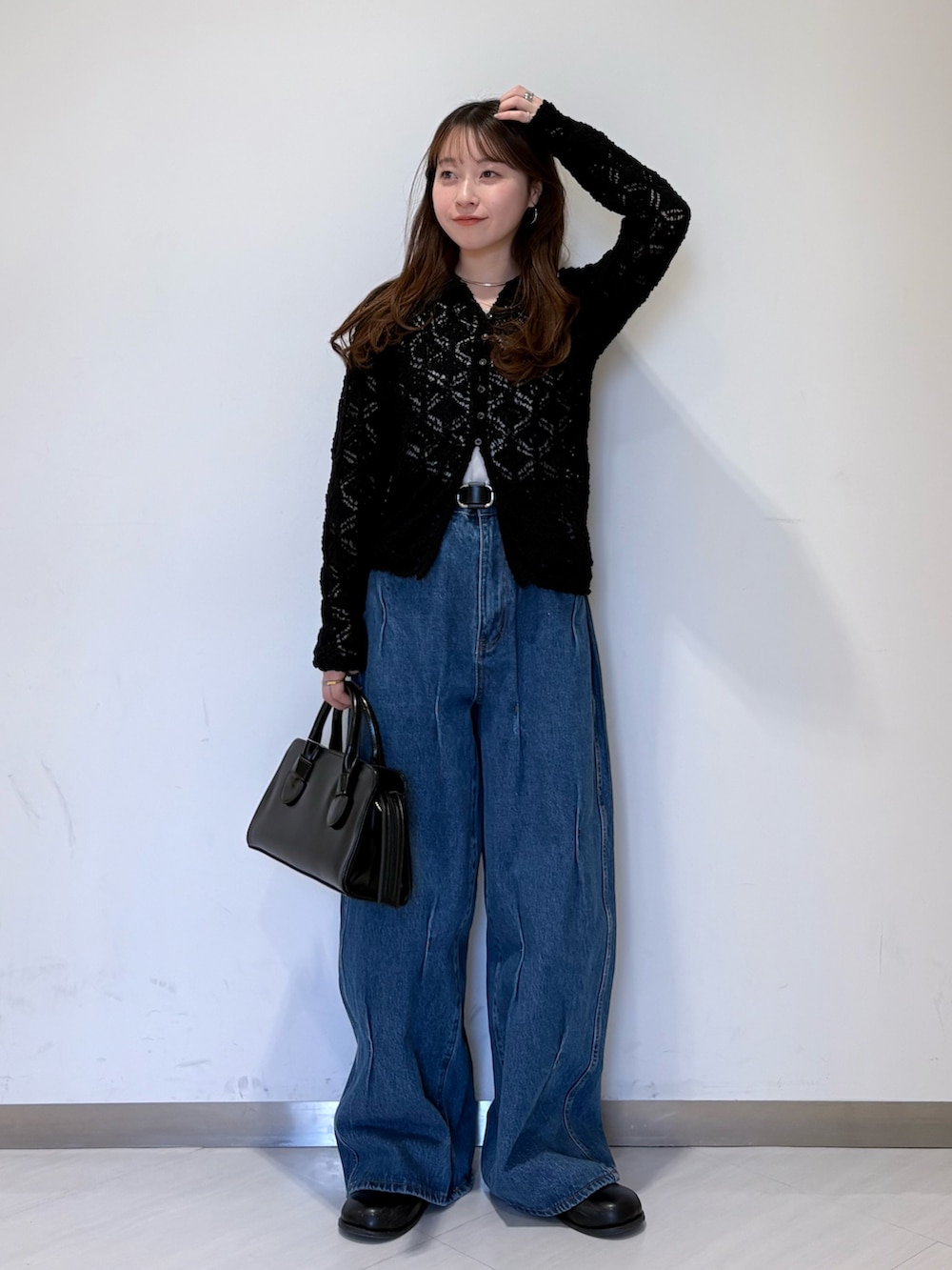 ブルー系のデニムパンツ、ブラック系のその他シューズ、ブラック系のボストンバッグを着用したレディースの冬コーディネートの2枚目の写真