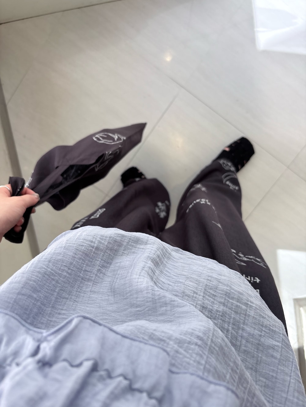 ブルー系のシャツ/ブラウス、ブラック系のサンダル、グレー系のその他パンツを着用したレディースの春コーディネートの4枚目の写真