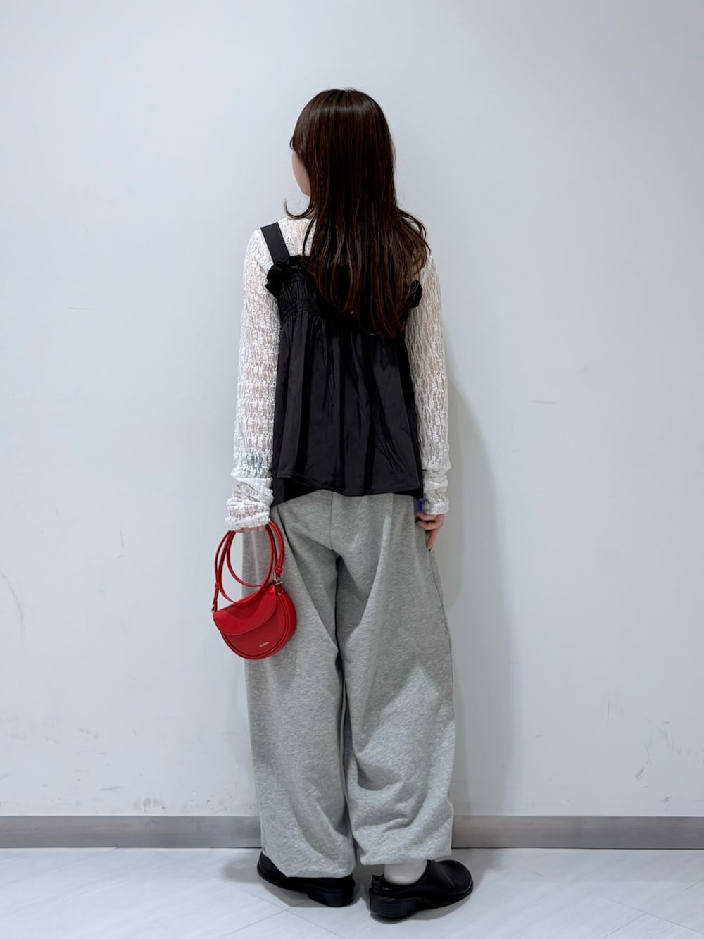 ホワイト系のTシャツ/カットソー、グレー系のその他トップス、ブラック系のその他シューズを着用したレディースの春コーディネートの3枚目の写真