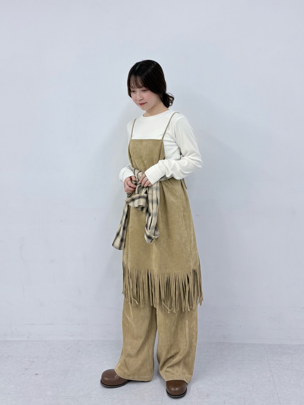 ベージュ系のその他パンツ、ベージュ系のシャツ/ブラウス、ブラウン系のサンダルを着用したレディースの夏コーディネートの2枚目の写真