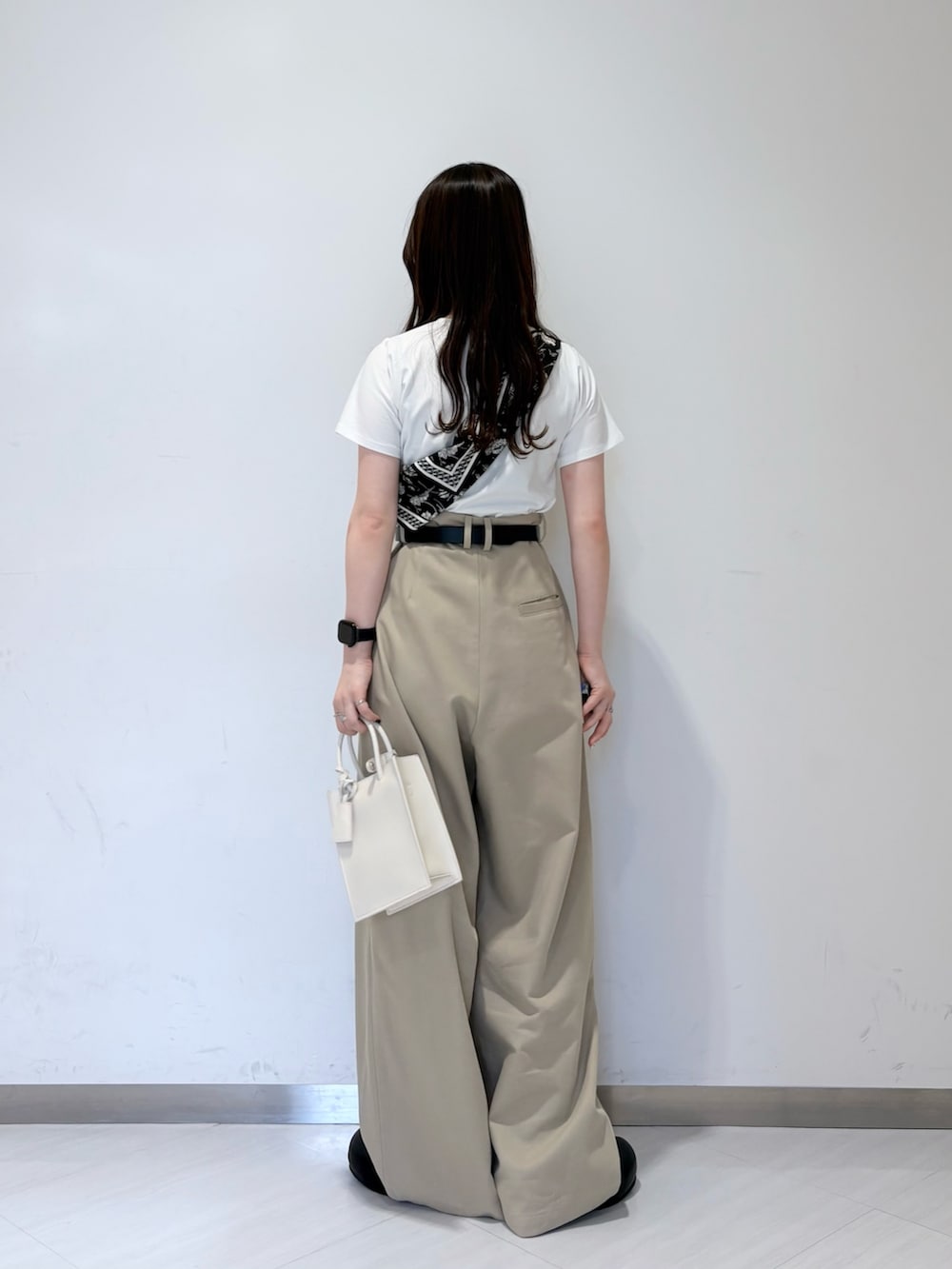 ホワイト系のTシャツ/カットソー、ベージュ系のその他パンツ、ホワイト系のハンドバッグを着用したレディースの夏コーディネートの2枚目の写真