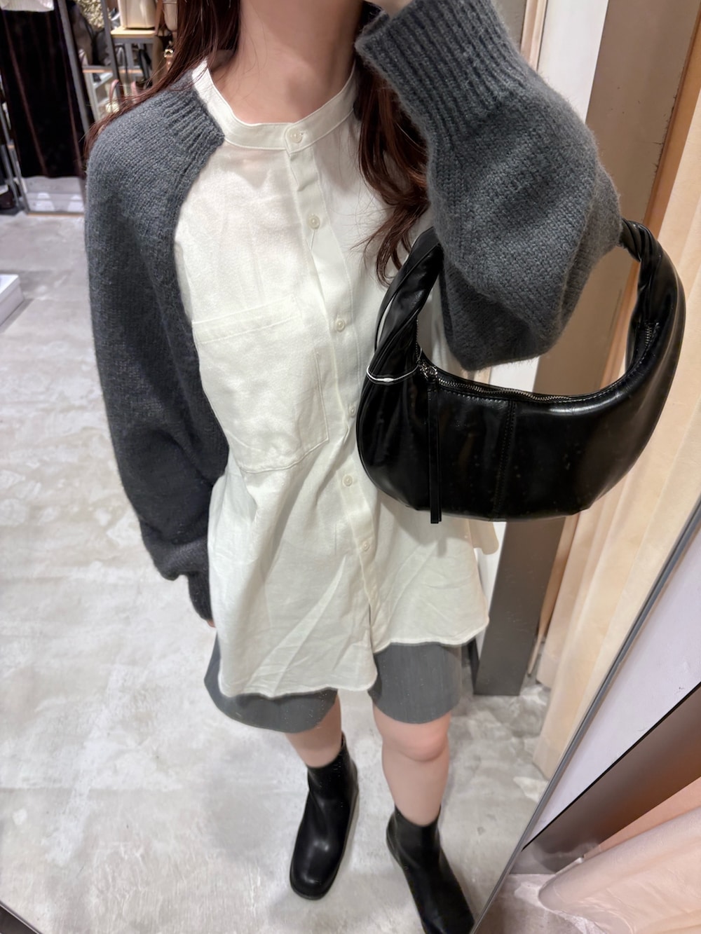 グリーン系のシャツ/ブラウス、グレー系のその他パンツ、ブラック系のブーツを着用したレディースの秋コーディネートの4枚目の写真