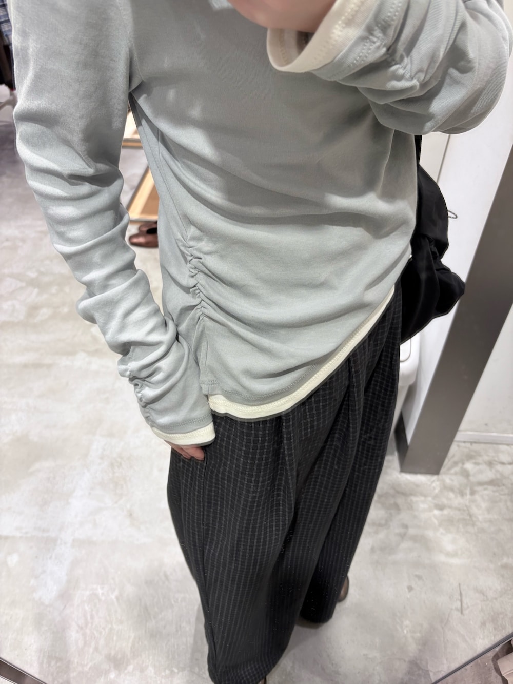 ブラウン系のローファー、グレー系のその他パンツ、ブラック系のバックパック/リュックを着用したレディースの秋コーディネートの4枚目の写真