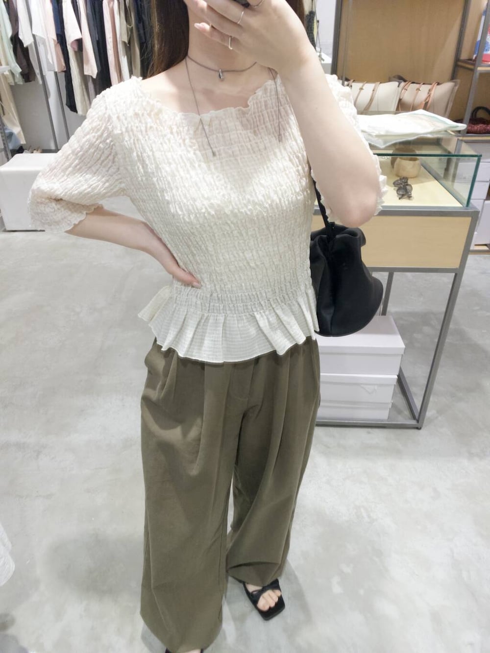 グリーン系のその他パンツ、ブラック系のショルダーバッグ、ブラック系のサンダルを着用したレディースの春コーディネートの3枚目の写真