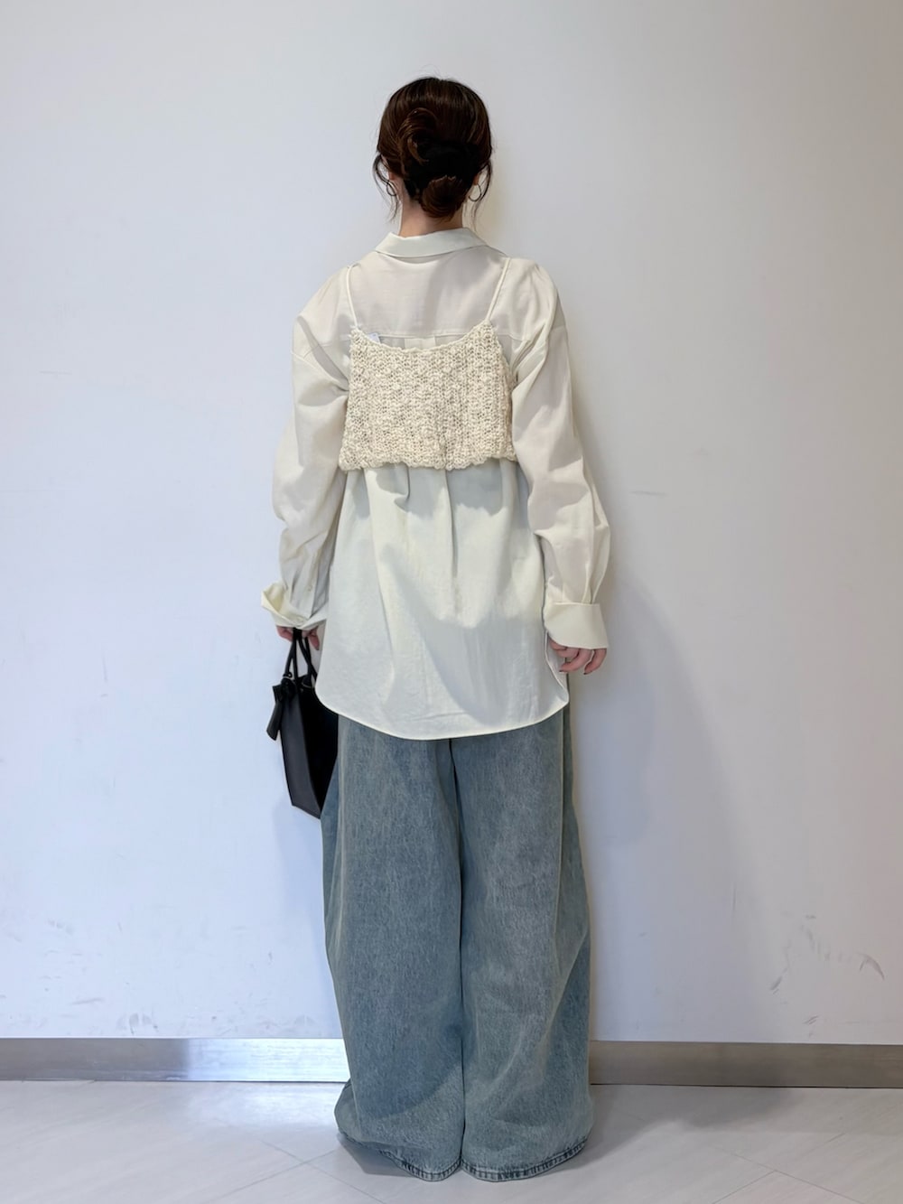 ホワイト系のシャツ/ブラウス、ブラック系のその他シューズ、ブラック系のハンドバッグを着用したレディースの春コーディネートの3枚目の写真