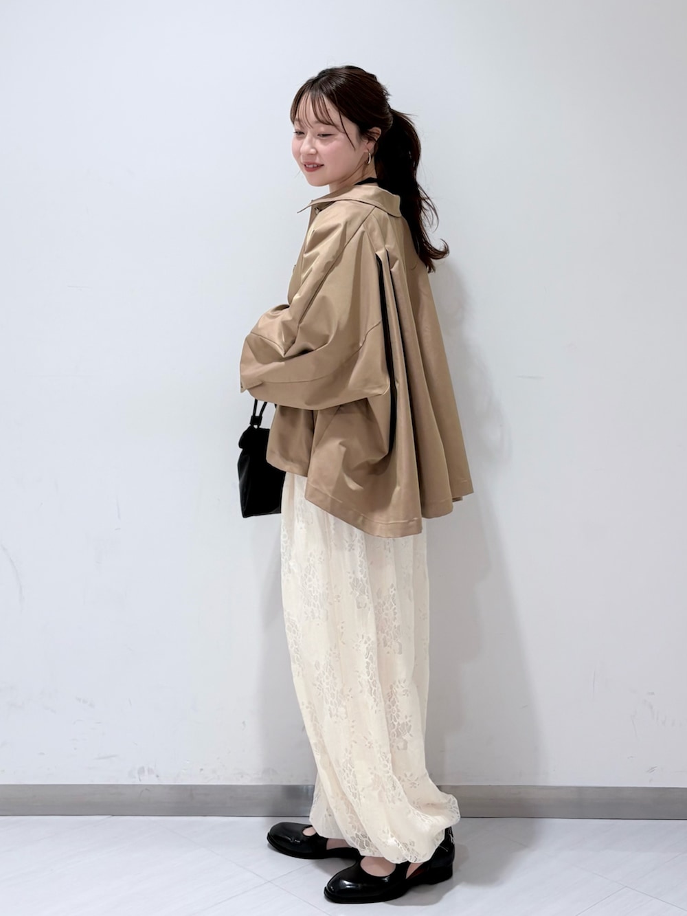 ホワイト系のTシャツ/カットソー、ブラック系のローファー、ブラック系のショルダーバッグを着用したレディースの冬コーディネートの2枚目の写真