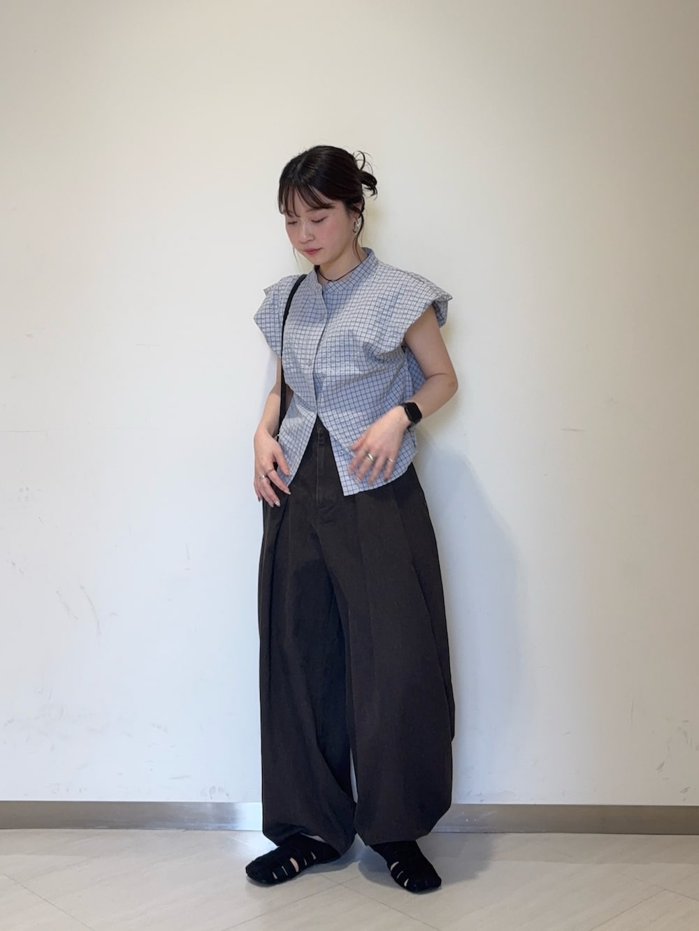 ブルー系のシャツ/ブラウス、ブラック系のサンダル、ブラウン系のその他パンツを着用したレディースの夏コーディネートの4枚目の写真