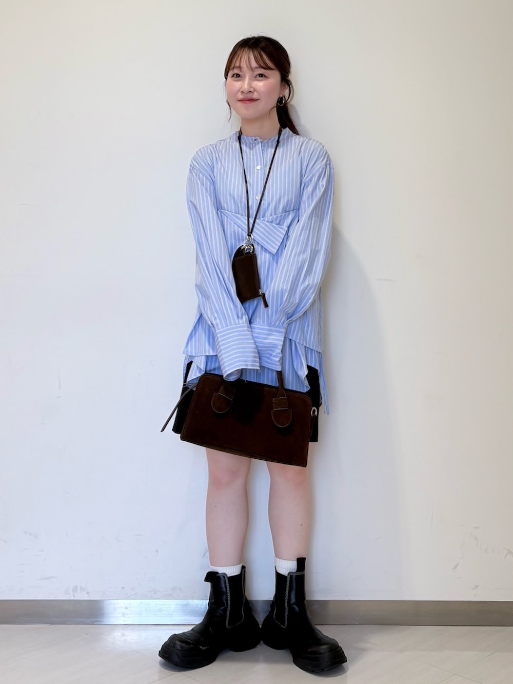 ブルー系のシャツ/ブラウス、ブラック系のその他パンツ、ブラウン系のショルダーバッグを着用したレディースの春コーディネートの5枚目の写真