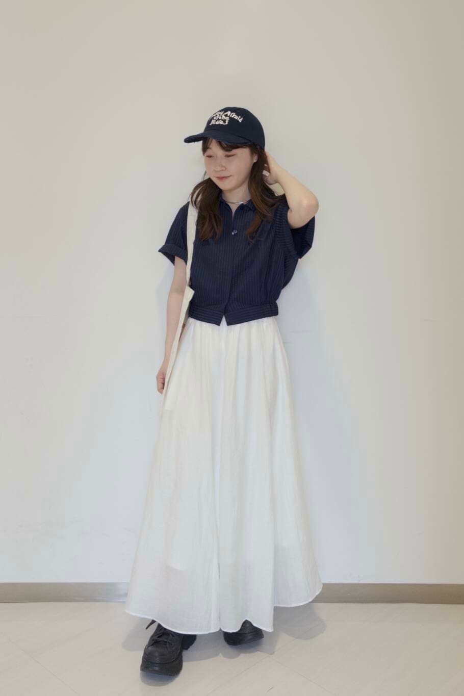 「ストライプシャツ、フレアスカート、ロングスカート、KBF、休日スタイル、低身長コーデ、おでかけコーデ、キャップコーデ、シャツが主役の夏コーデ」｜「RODE SKOのPas De DANSE　Letter ToteBag（トートバッグ、ホワイト系）」を使った、さやかさん（レディース・152cm）の夏コーディネートの2枚目の写真