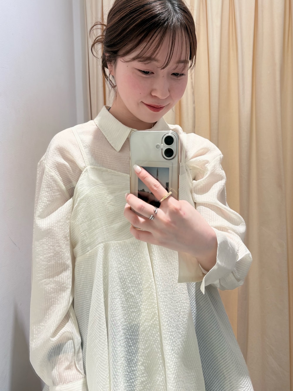 ホワイト系のシャツ/ブラウス、ブルー系のデニムパンツ、ブラック系のその他シューズを着用したレディースの春コーディネートの4枚目の写真