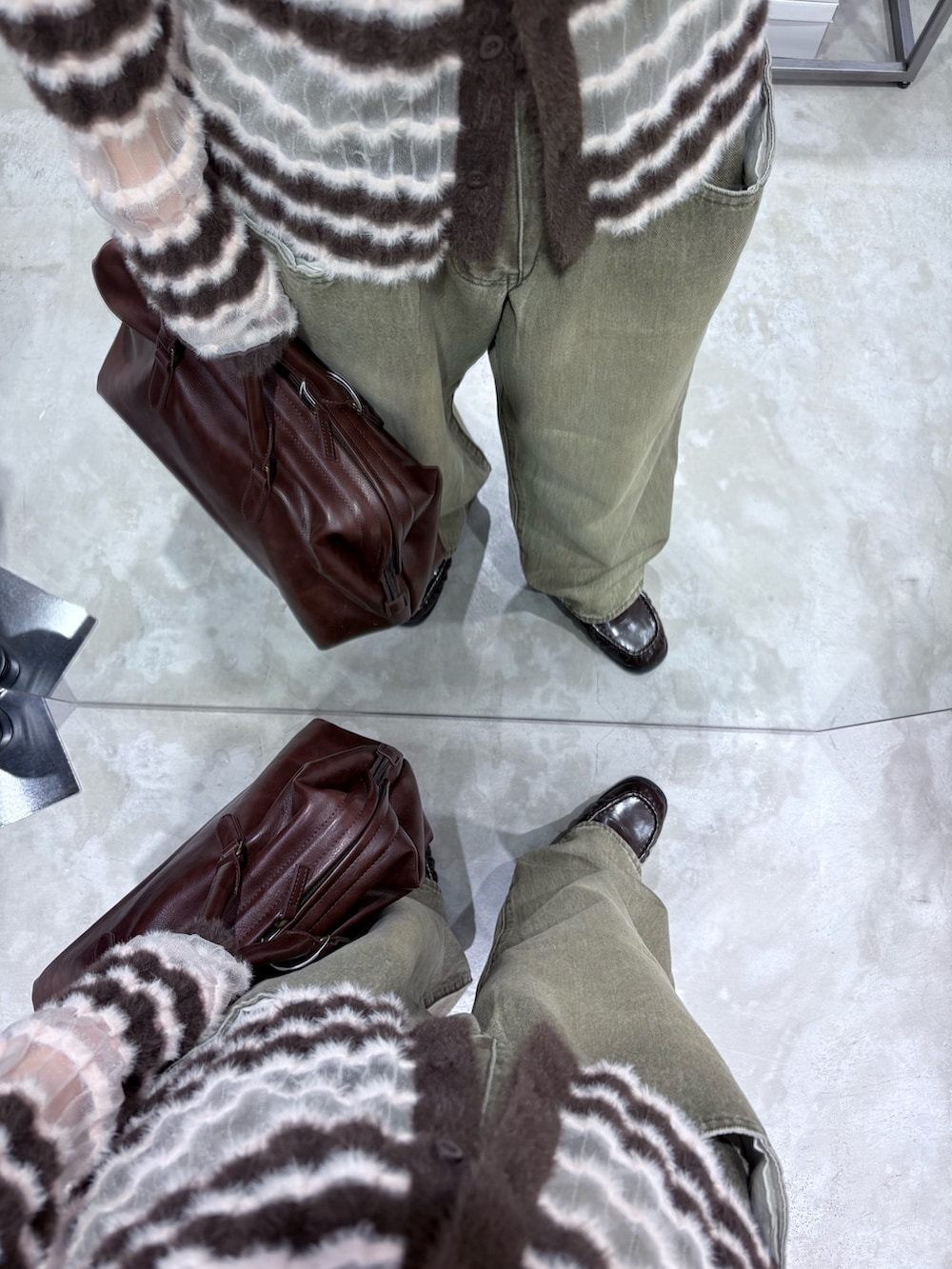 ブラウン系のニット/セーター、グリーン系のデニムパンツ、ブラウン系のボストンバッグを着用したレディースの秋コーディネートの4枚目の写真