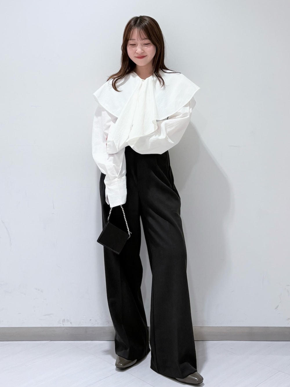 ホワイト系のシャツ/ブラウス、グリーン系のパンプス、グレー系のその他パンツを着用したレディースの春コーディネートの5枚目の写真