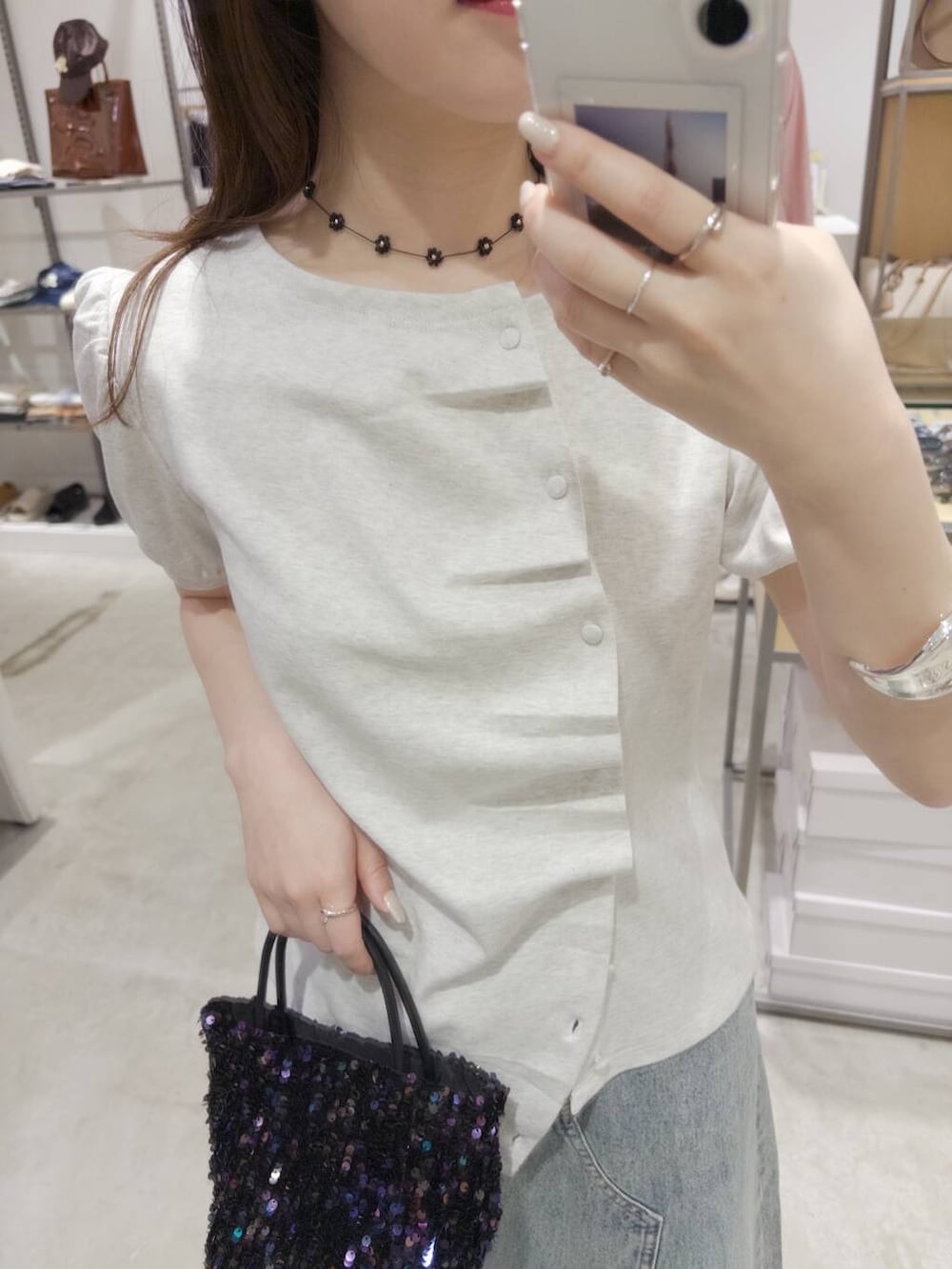 ブラック系のショルダーバッグ、ブラック系のサンダル、ブルー系のスカートを着用したレディースの春コーディネートの4枚目の写真