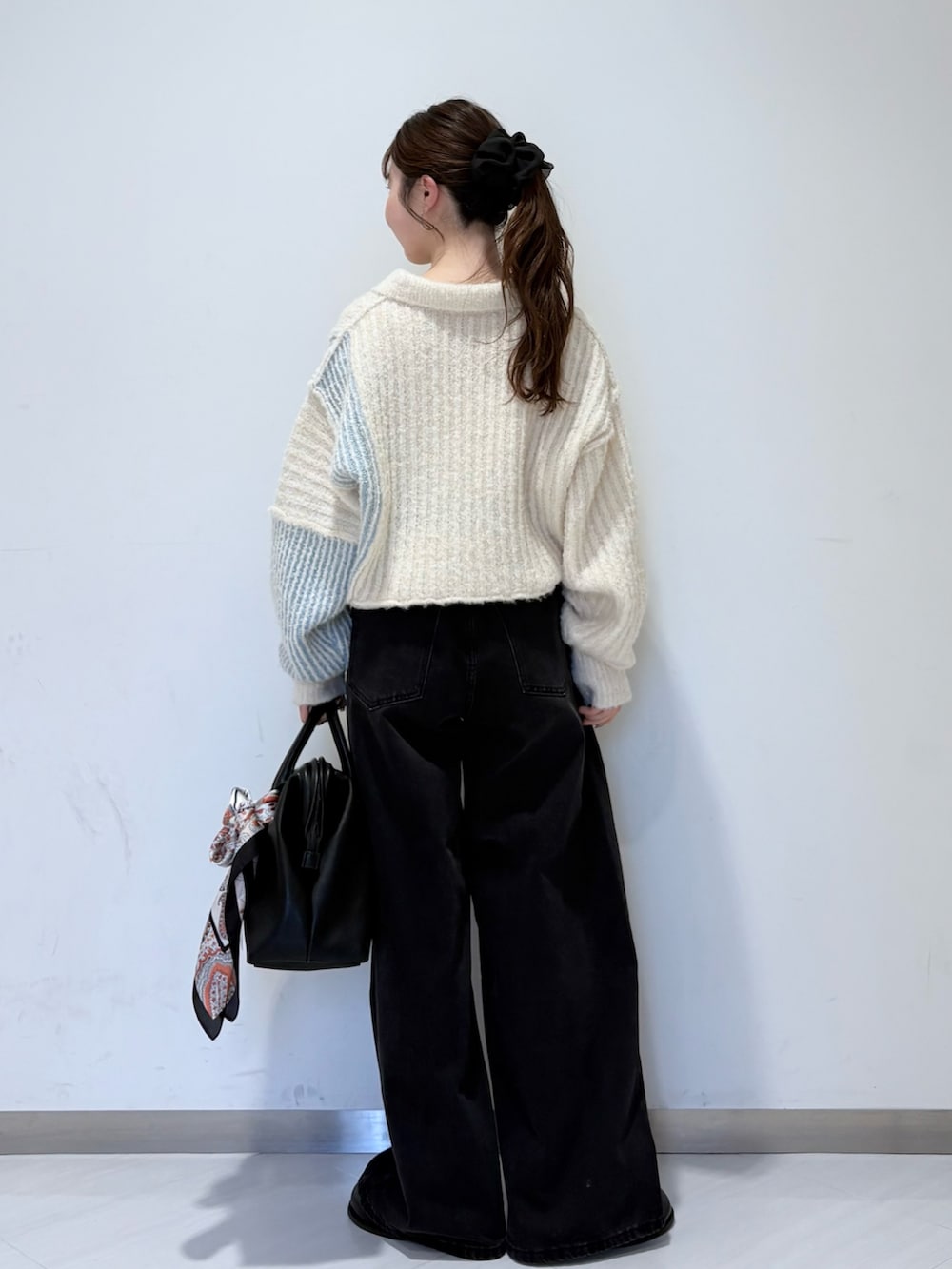 ホワイト系のニット/セーター、ブラック系のデニムパンツ、ブラック系のその他シューズを着用したレディースの秋コーディネートの2枚目の写真