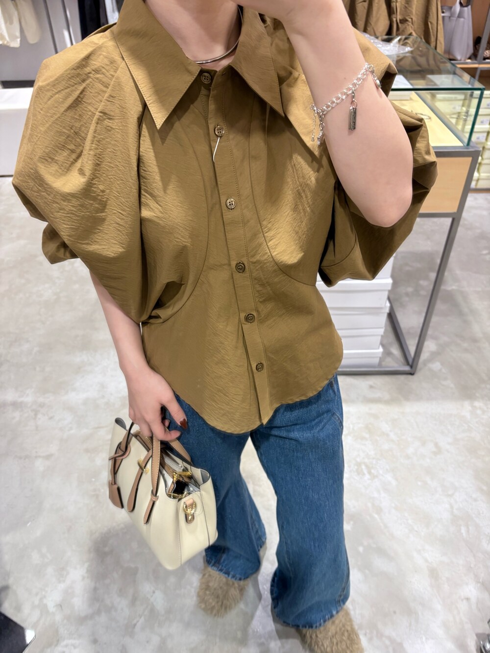 ブラウン系のシャツ/ブラウス、ブルー系のデニムパンツ、ベージュ系のその他シューズを着用したレディースの秋コーディネートの5枚目の写真